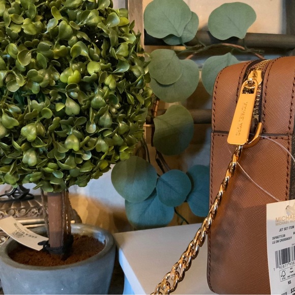 Michael Kors Crossbody - Picture 12 of 14